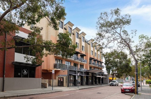 East Perth Apartment | Your East Perth Haven awaits! Walk to Optus Stadium, Crown Perth and the CBD. Enjoy iconic Swan River walks, vibrant Claisebrook Cove for coffee and dining and super easy city access with the free CAT bus (20mins).
