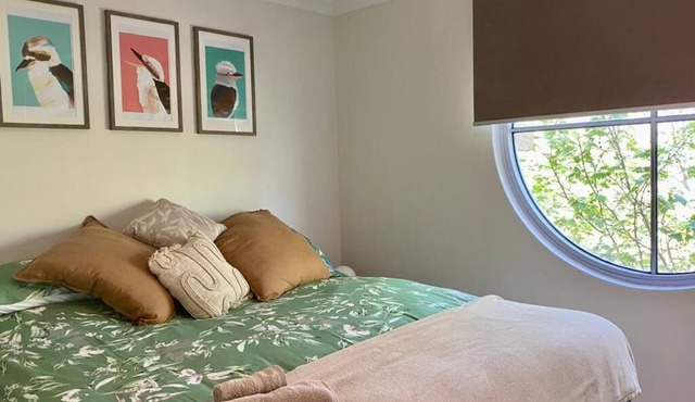 1-bed riverside Apartment - walking distance to Optus Stadium, parking and pool in East Perth