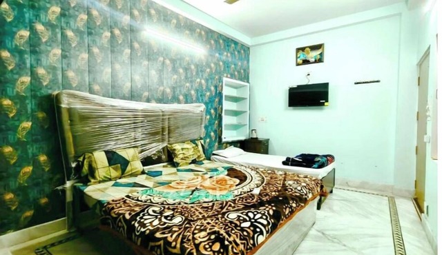 100m from Ganges River & Dasashwamedh Ghat, 1-bedroom in Varanasi with AC, WiFi