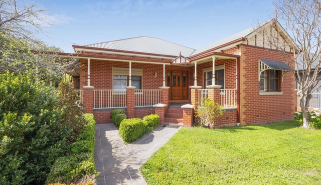 13 Smythe - stylish, comfortable home. in Benalla