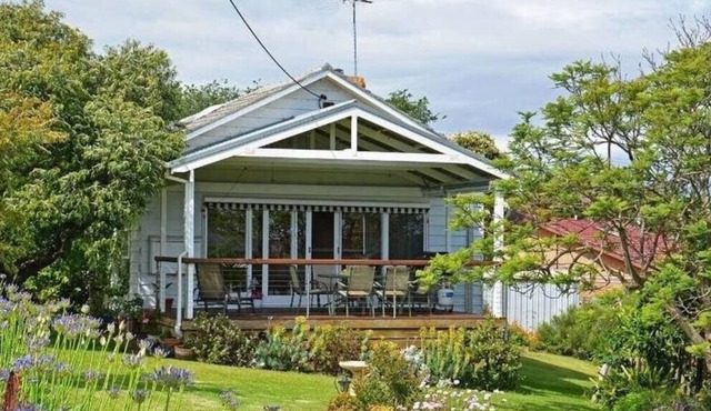 1950s Bayfront Classic With Glistening Water Views in Portarlington