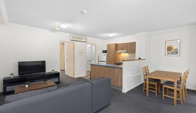 1BR Spring Hill 5 min CBD, 10 min Mall & Train SH13 in Brisbane