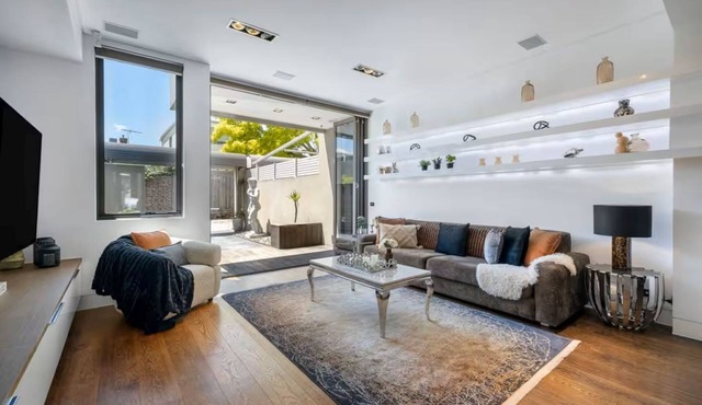 1st Class Living in the Heart of A+ Albert Park in Albert Park