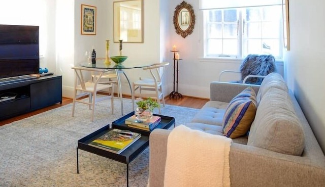 2 Bdrm Art Deco Apt Stroll To Bondi Junction in Woollahra
