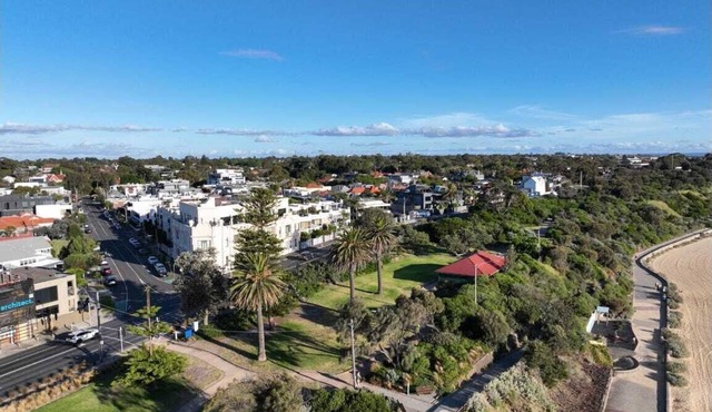 2 bed apartment for up to 6 people in awesome beachside Hampton in Hampton