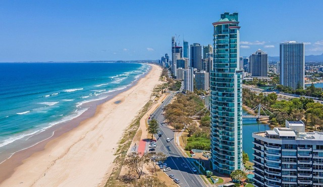 2 Bedroom (1 King & 1 Bunk Bed) Ocean View apartment in Main Beach