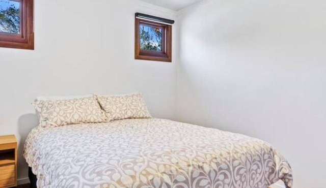 2 Bedroom Cottage with Lagoon pool & spa in Capalaba