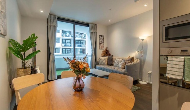 2 stop to CBD & Style 3B Split Level, 1 Car P in Sydney