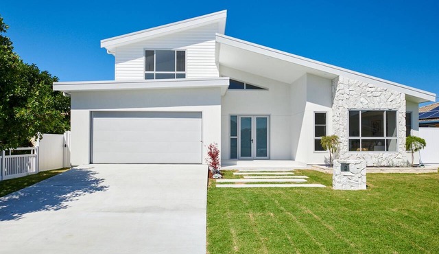 2 Ulmarra - Spacious 4-bedroom waterfront holiday home in Harrington