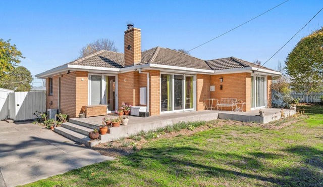 200 metres from main street in Birregurra