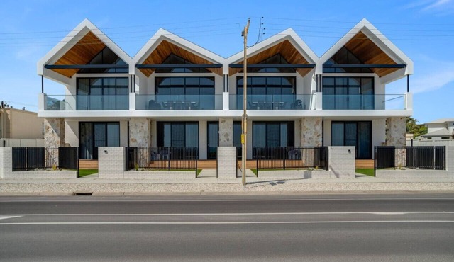 202Espy ~ The ultimate experience. Sleeps 16 in Aldinga Beach