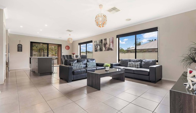 28 Skye Ave - Skye High on Style! in Moama
