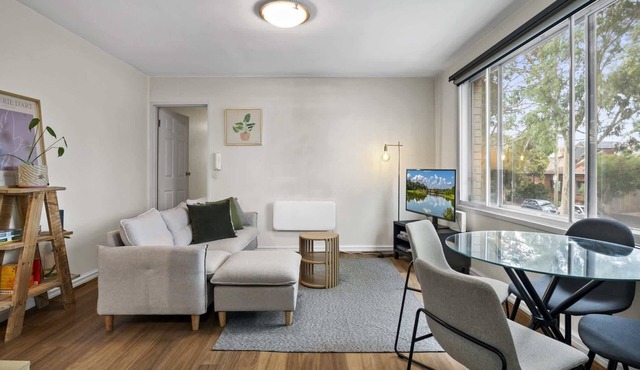 2BR Flemington | Walk to Showgrounds + Parking in Flemington