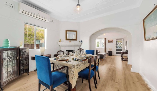 3 Bed Coastal Stay in a Villa with Beach & Airport Nearby in Brighton-Le-Sands