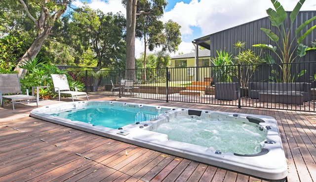 3BR Modbury Retreat with Pool, Spa, BBQ, and Projector Room – Perfect for Families and Groups in Tea Tree Gully