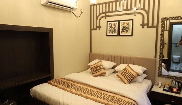 4-bedroom bed & breakfast in tranquil Varanasi with AC