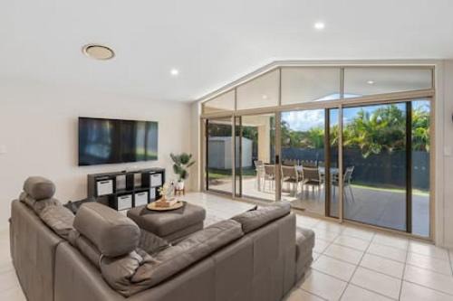 4 Bedroom Spacious Cozy Family Retreat Parkinson in Browns Plains