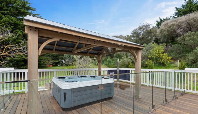 5 Acre Home at St Andrews Beach with Spa in Fingal