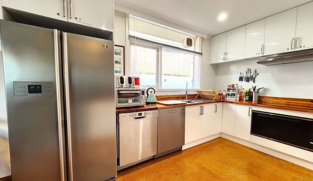 5 bedroom suite sleeps 16 fully equipped kitchen & two bathrooms in Highett