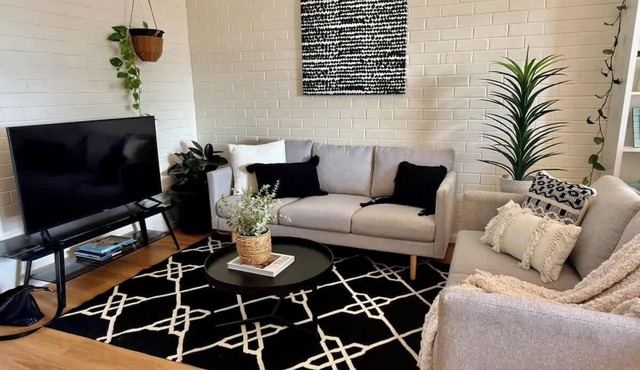 508 Light and Delightful 1BR Balcony-Parkng-Pool in Maylands