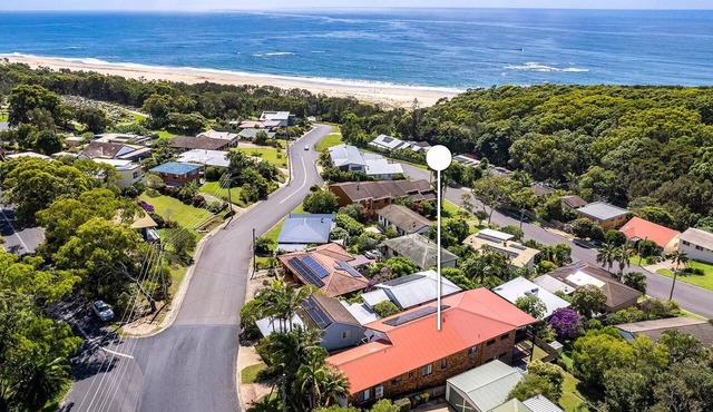 57Charlton - Luxury Beach House - secluded area of Nambucca, 5 minute walk to the beach in Nambucca Heads