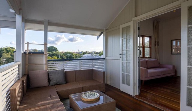 6KM to CBD Convenient 5BR Queenslander Coorparoo in Brisbane