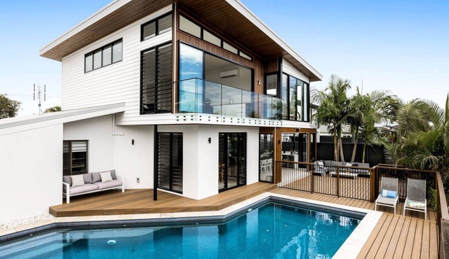 7 bedroom home on canal with private jetty for casual fishing and separate living areas for the exte in Mooloolaba