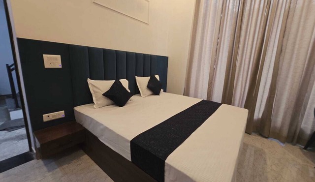 8-bedroom hotel in peaceful Agra with comfortable AC rooms