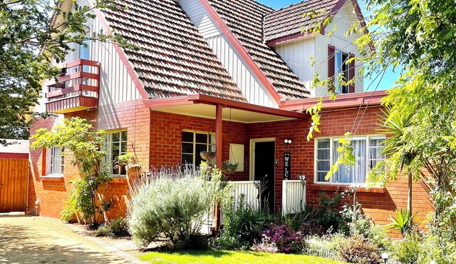 A charming european cottage close to the beach. in Rosebud