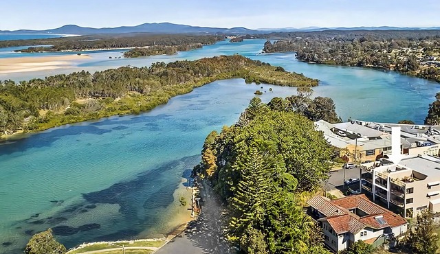 A genuine lifestyle haven overlooking the beautiful Nambucca River and ocean views. in Nambucca Heads