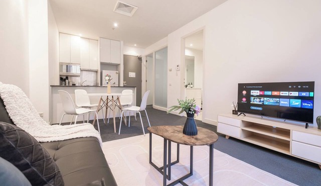A great city pad to suit all! This spacious `open plan' designed apartment is a must to inspect in Melbourne