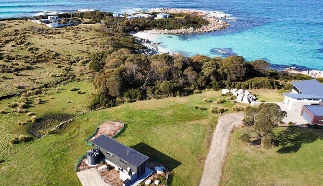 A tiny retreat located on the stunning Bay of Fires coastline in The Gardens