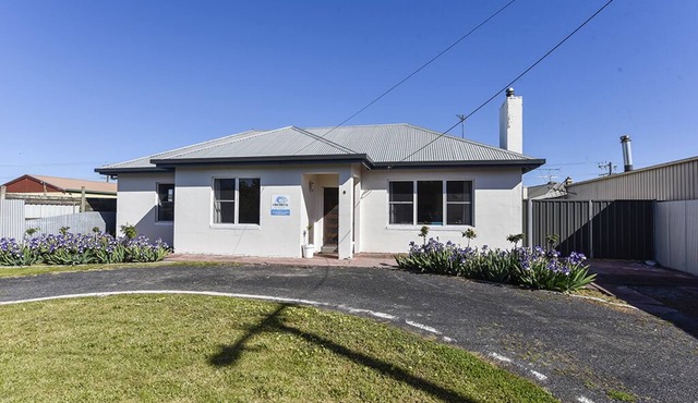 "A Wave From It All" is a Cosy 3 bedroom 1950's Mt in Port Macdonnell