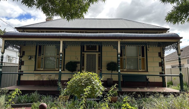 AAA Yapera on Lucan. Central Bendigo house, Close to all Bendigo venues in North Bendigo