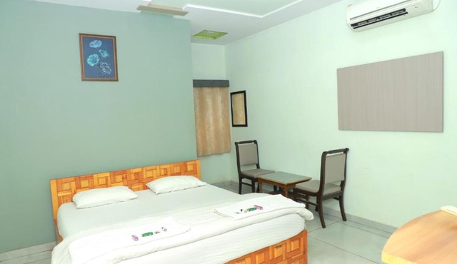 Aadarsh Guest house in Vyāra