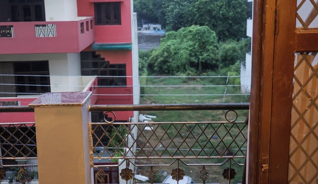 About this space Independent 1 BHK Floor Including Breakfast with Terrace.