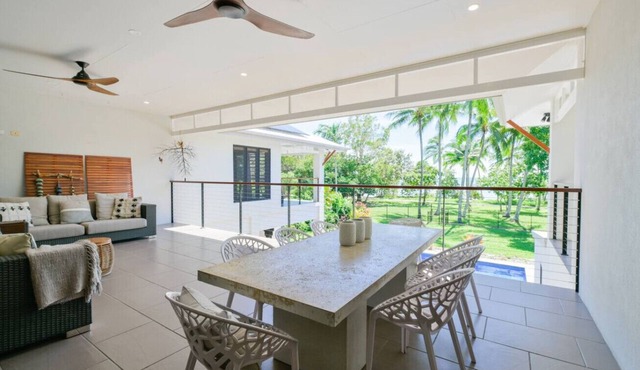 Absolute Beachfront Family Retreat with Heated Pool Sleeps 16 in Kewarra Beach