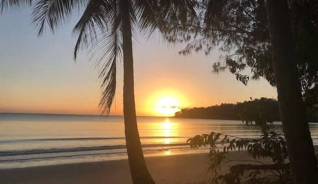 Absolute Beachfront 2 Bedroom Luxury Holiday Home in Kewarra Beach