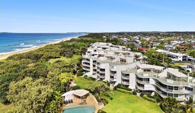 Absolute Beachfront Apartment, Kawana Beach Escape in Buddina