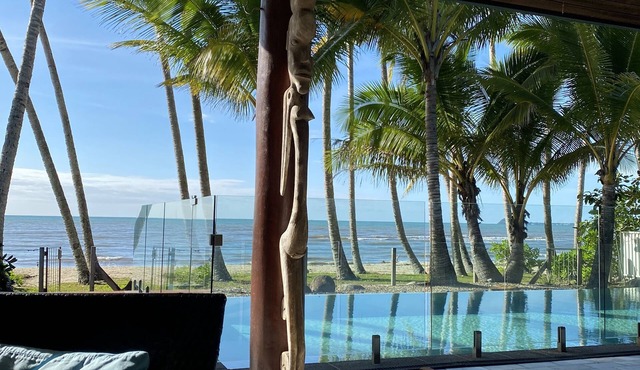 Absolute beachfront - private pool, reef and rainforest on your doorstep in Newell