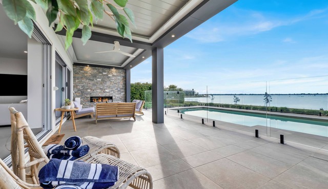 Absolute Waterfront - Silverwoods Luxury Lake House in Yarrawonga