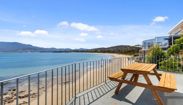 Absolute Waterfront Only 15 minutes From Hobart in Howrah