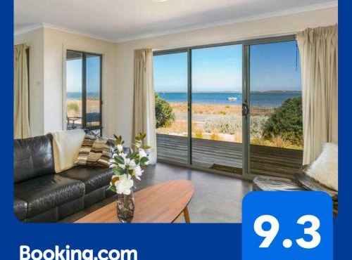 Absolute Waterfront Views and Kayaks in Meningie
