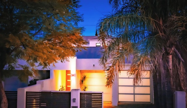 ADELAIDE FRINGE BASE: LUXURY 4BR near CBD Sleeps 8 Secure Garage + Parking in Parkside
