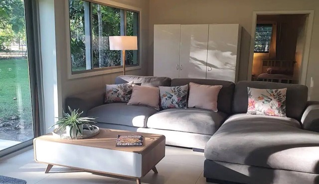 Adorable 2 bedroom unit, set in lush gardens in Mcminns Lagoon