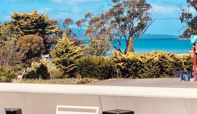 Adorable Studio next to cafe, walk to beach! in Orford