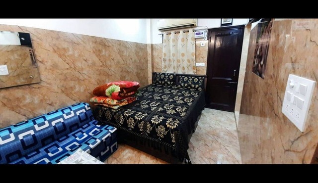 Aggarwal Guest House In Cream Location 92,121,74700