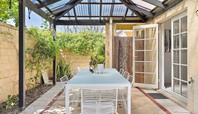 Air conditioned house near city and beach with secure garage in Wembley