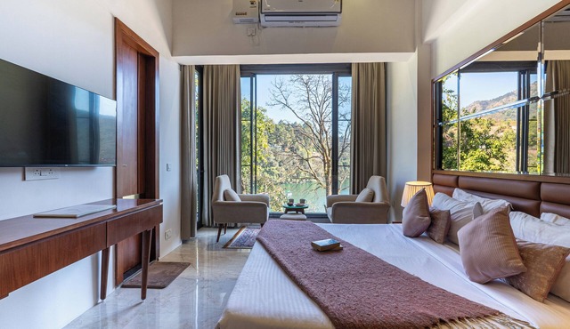 ALAYA STAYS Lakefront Suite Naukuchiatal