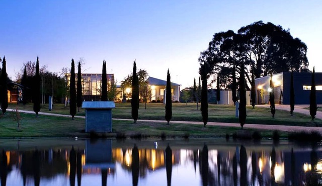 Amazing Villa with Swimming Pool and Lake Access in Hepburn, Victoria in Hepburn
